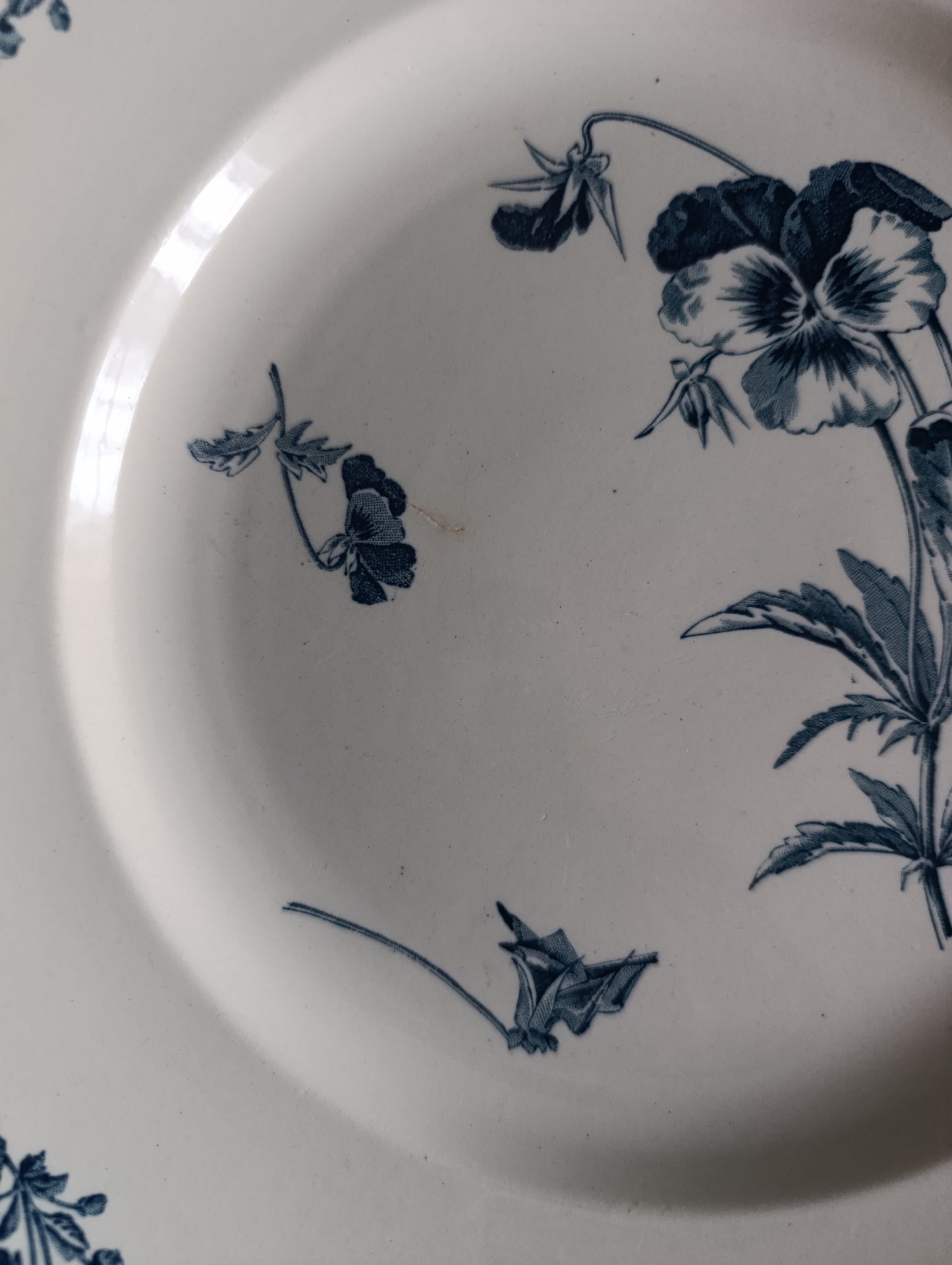 Assiette de présentation terre de fer Pensée KG Luneville