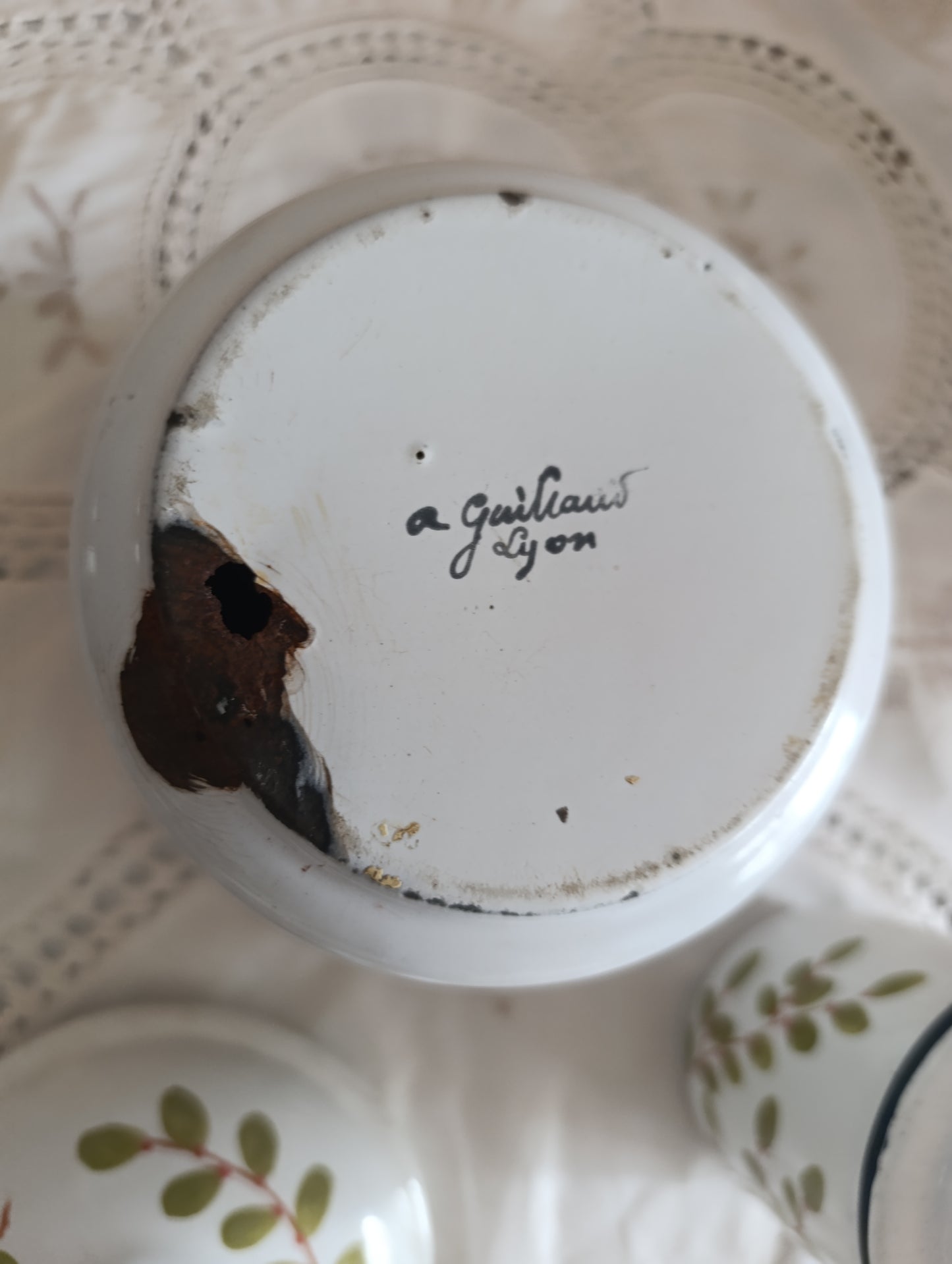 Pots ancien en tôle émaillé décor perroquet