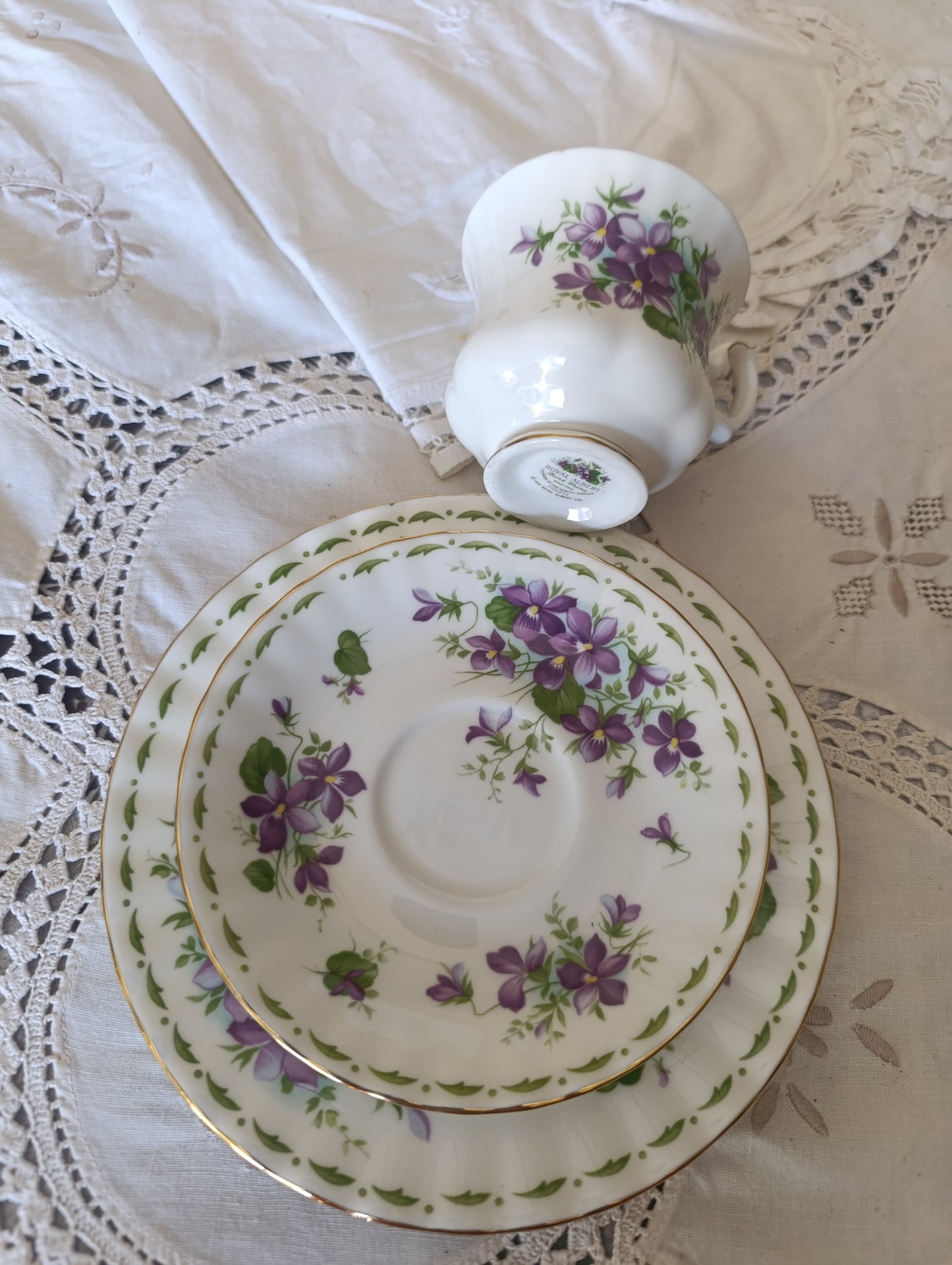 Tasse, sous tasse et assiette  Royal Albert February