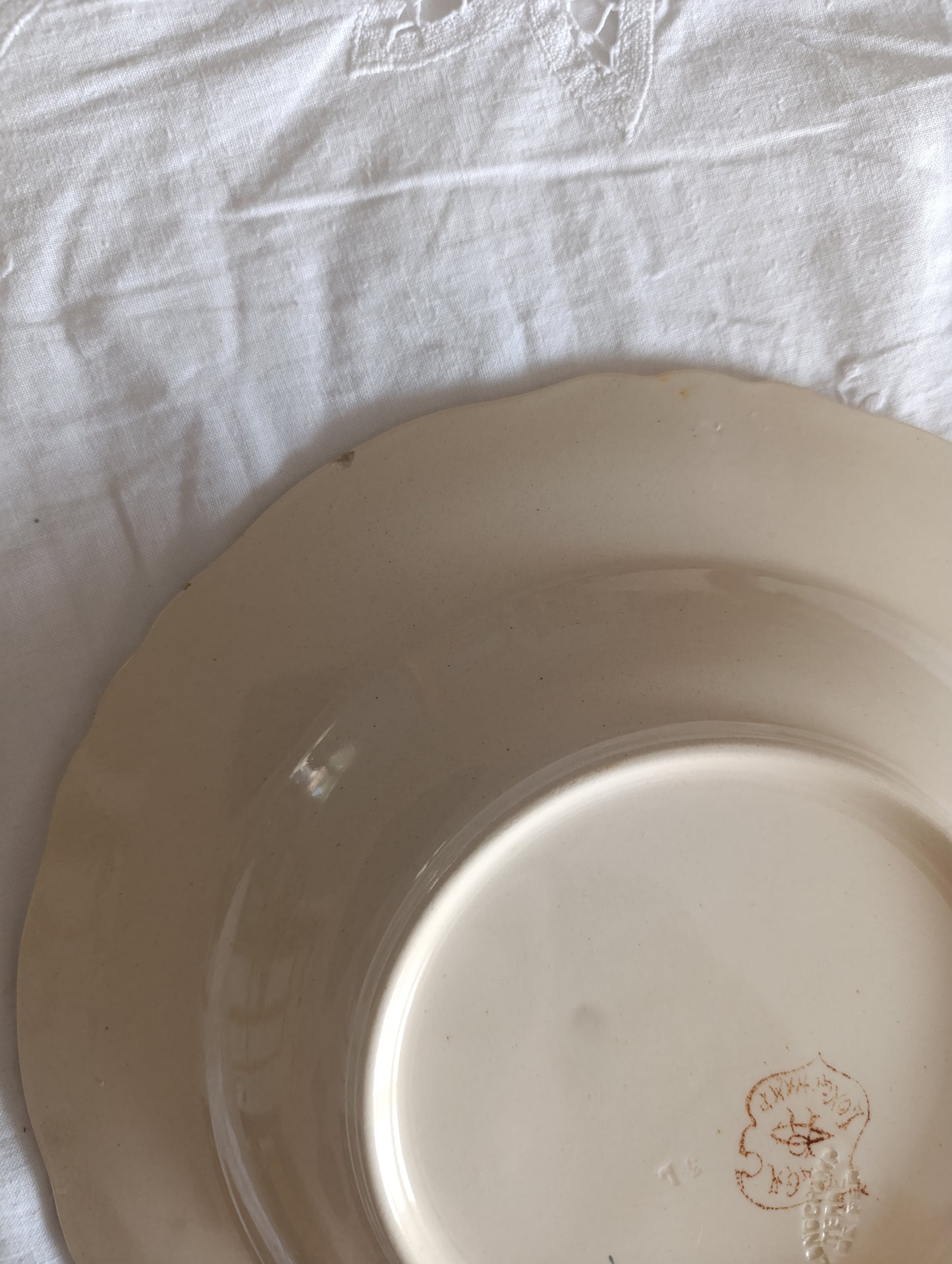 Assiette à soupe Olga Longchamp terre de fer polychrome