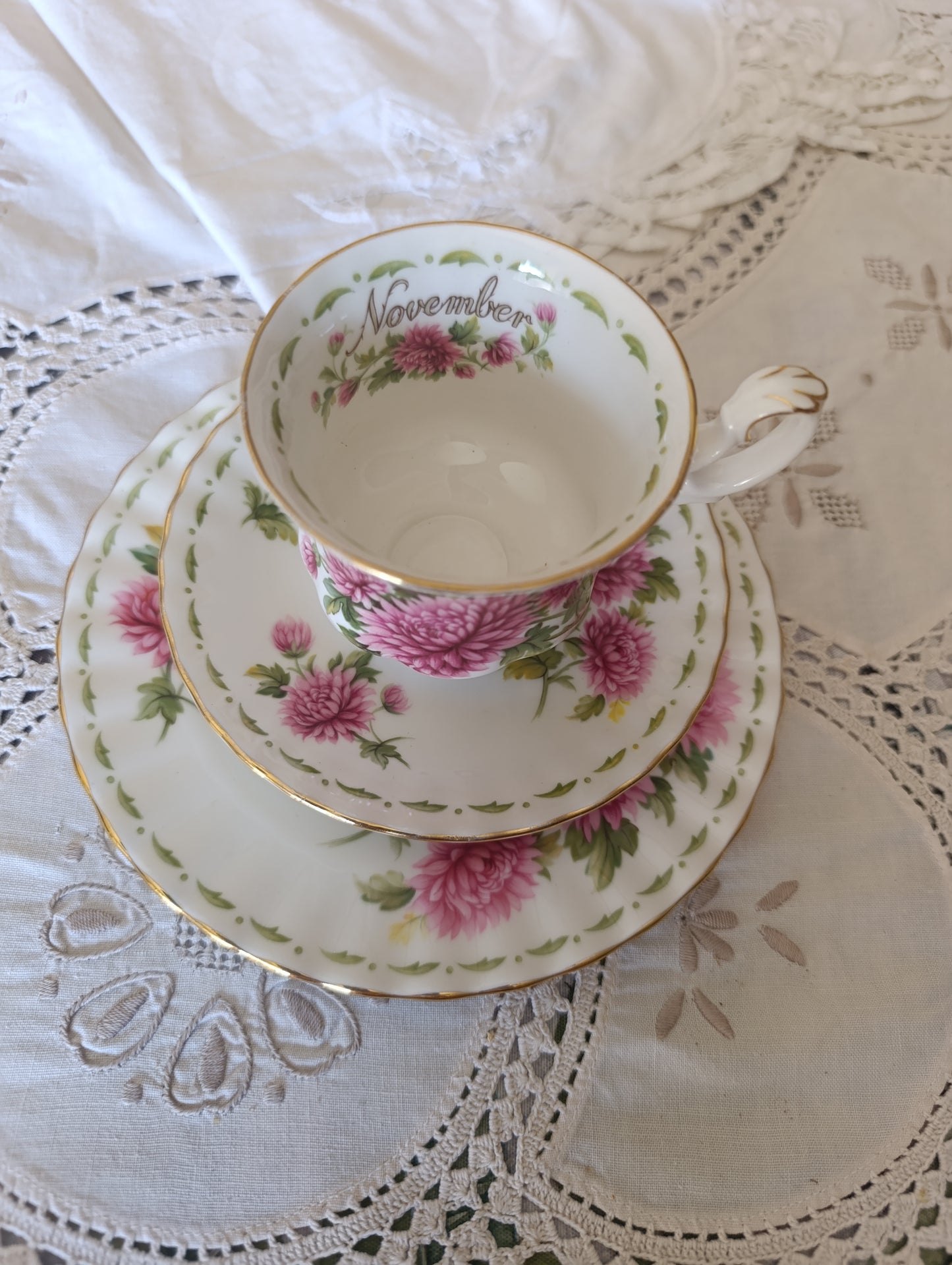 Tasse, sous tasse et assiette  Royal Albert November Chrysanthem