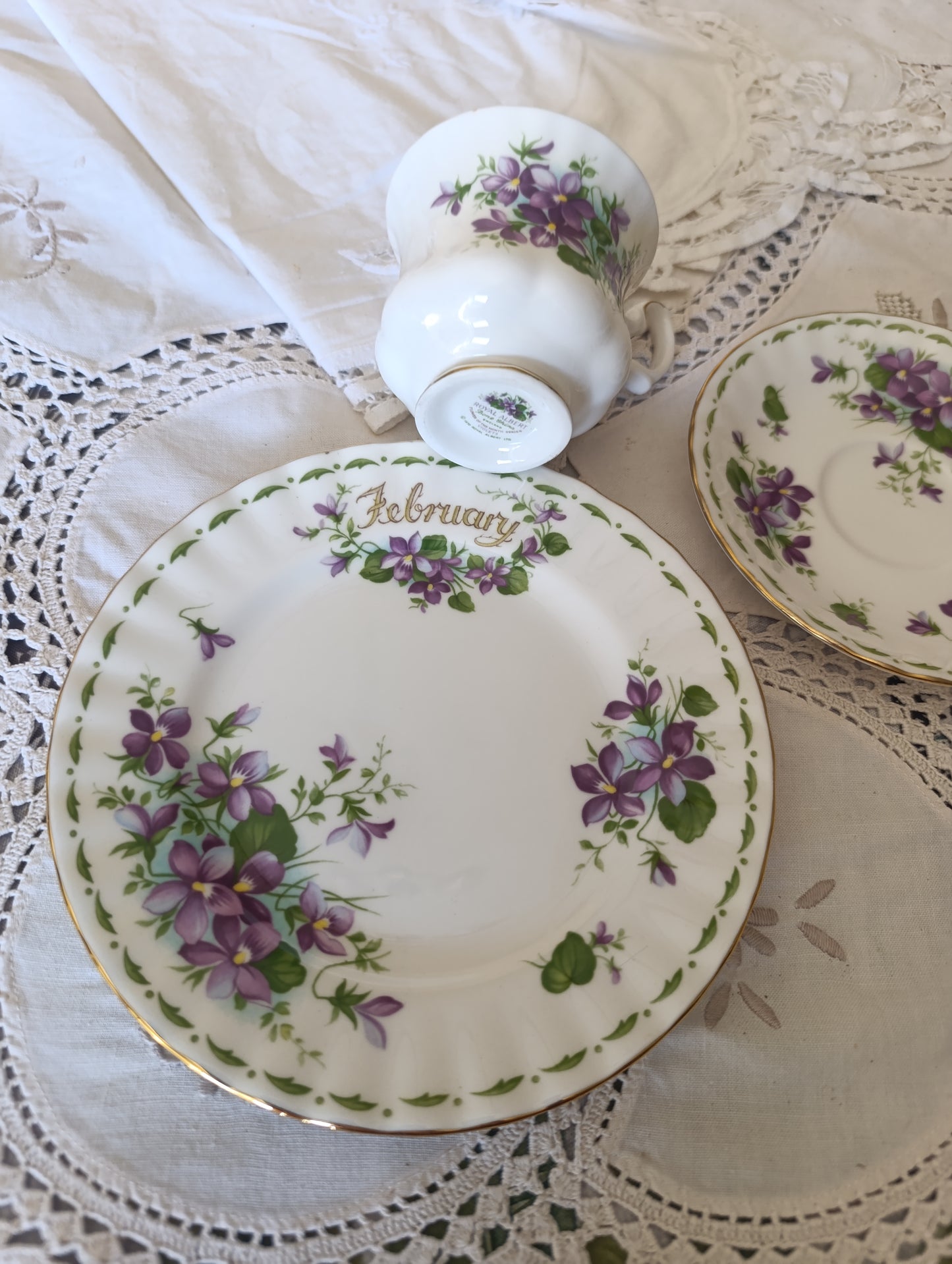 Tasse, sous tasse et assiette  Royal Albert February