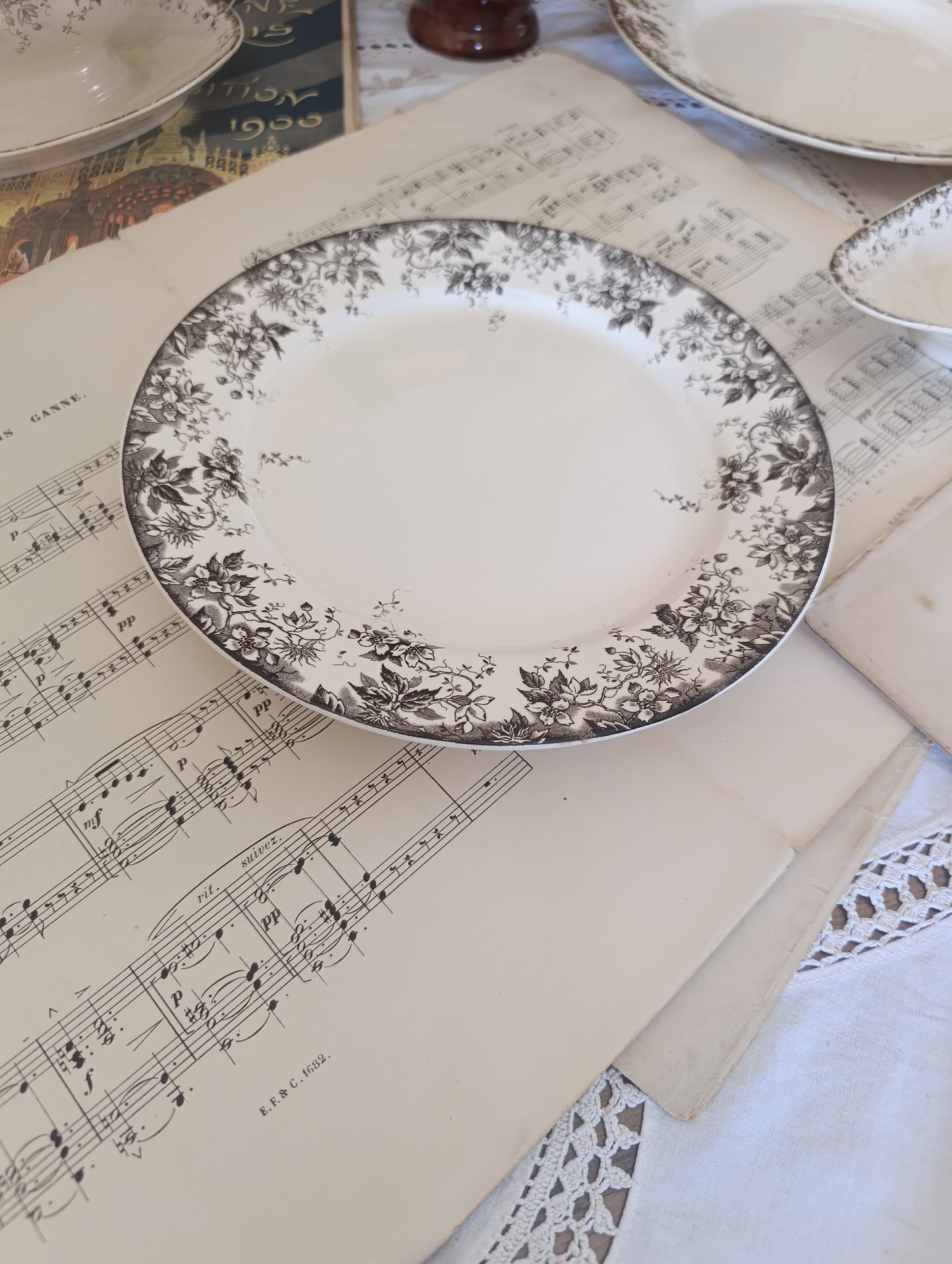 Assiette sur pied Alphand Sarreguemines terre de fer brun