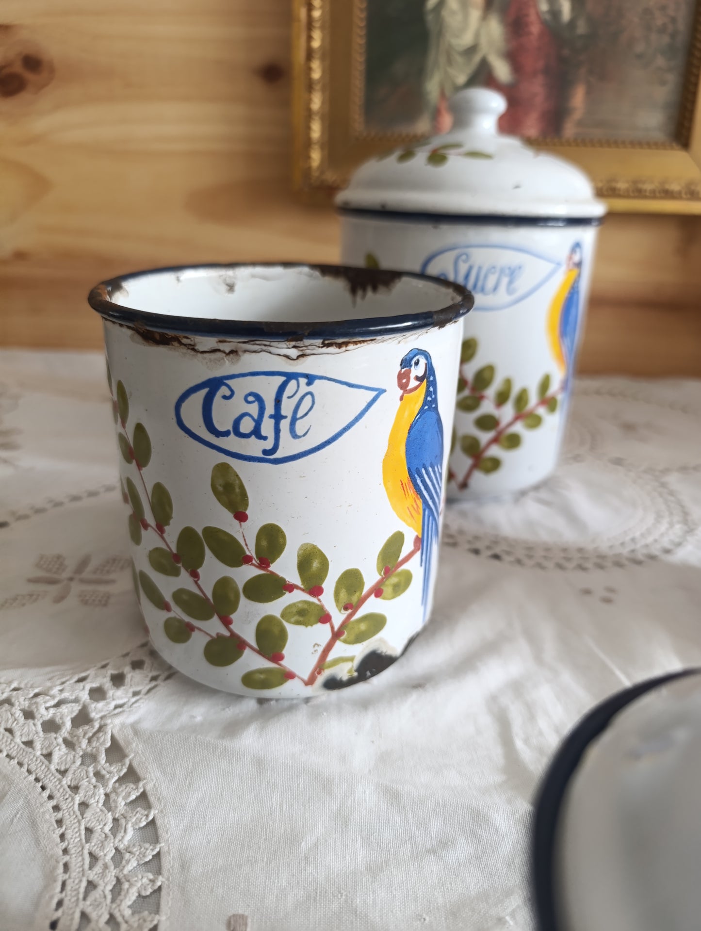 Pots ancien en tôle émaillé décor perroquet