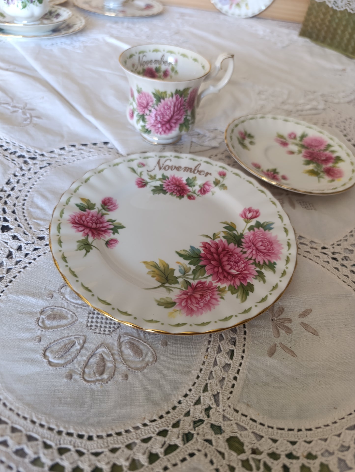 Tasse, sous tasse et assiette  Royal Albert November Chrysanthem