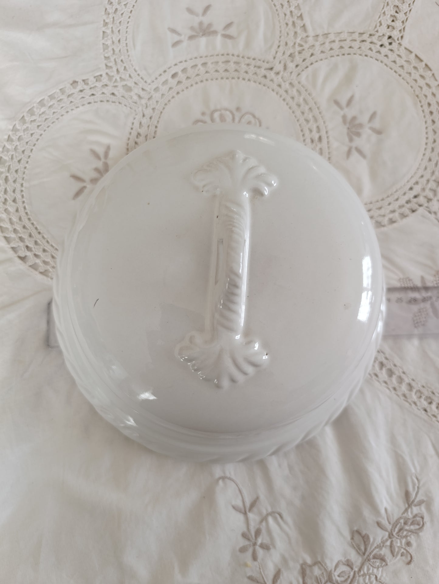 Cloche en faïence blanche