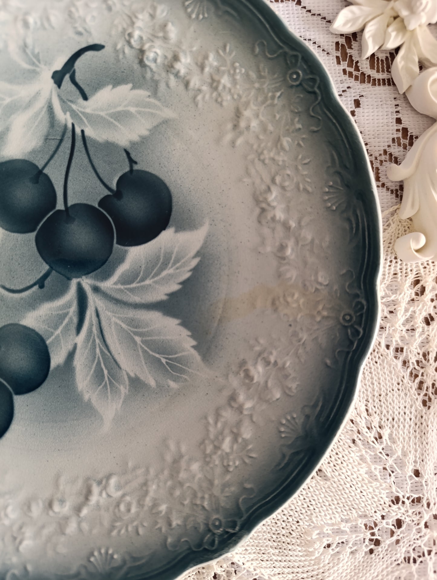 Assiettes cerises Badonviller terre de fer