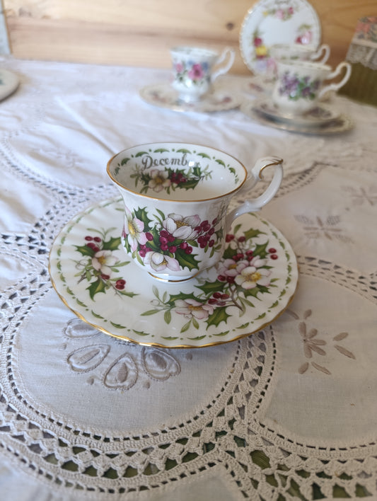 Tasse et petite assiette Royal Albert December christmas Rose