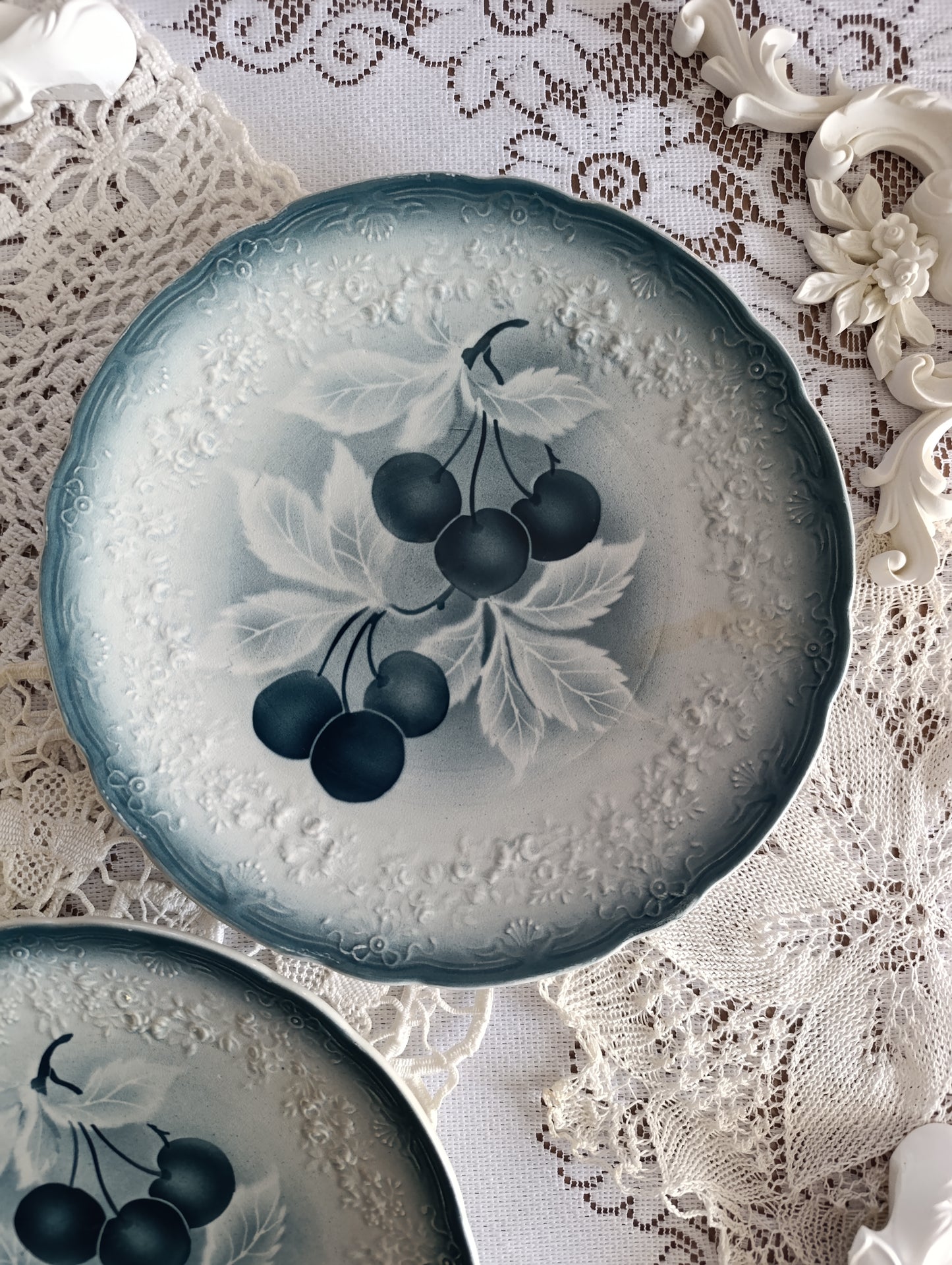 Assiettes cerises Badonviller terre de fer