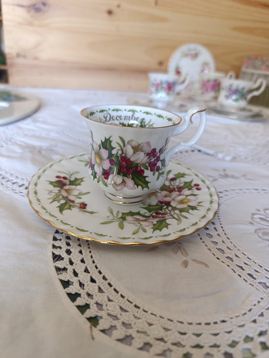 Tasse et petite assiette Royal Albert December christmas Rose