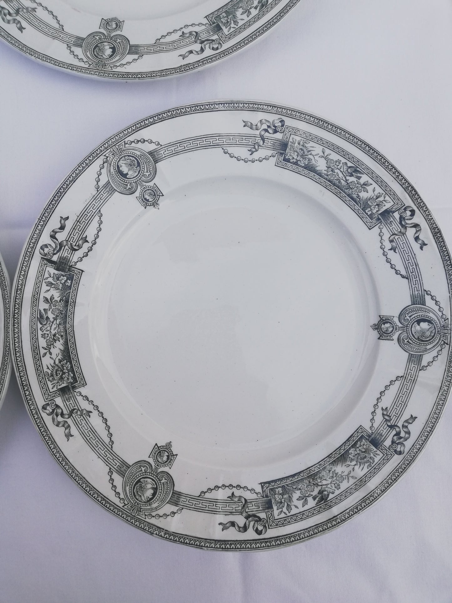 Assiette Medaillon Saint Amand Terre de Fer